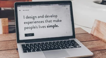 Экран ноутбука с надписью «Я проектирую и разрабатываю опыт, который делает жизнь людей проще»